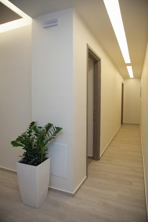 Light Blue Window Kamari Apartment Exterior foto