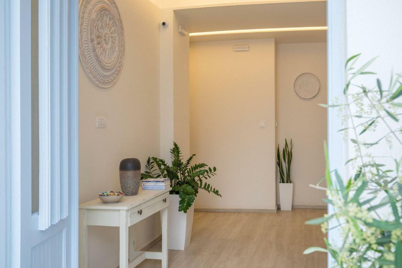Light Blue Window Kamari Apartment Exterior foto